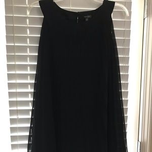 Little black sleeveless 👗 Dress it up or down!